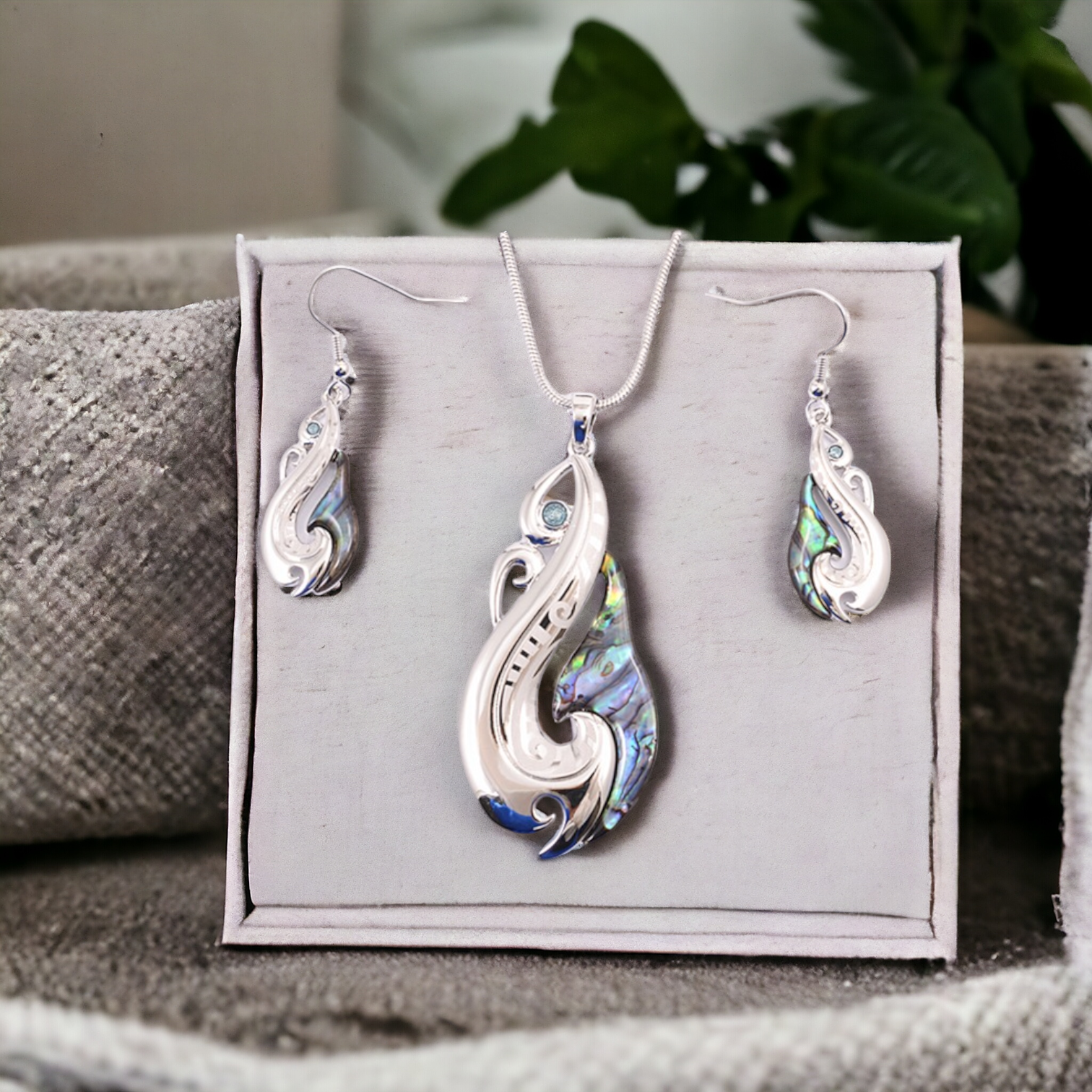 Kiwicraft Paua Manaia Laser Rhodium Pendant Set